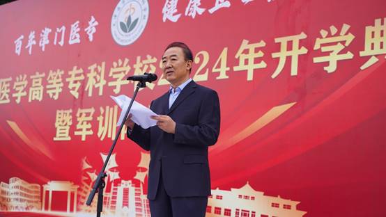 穿着西装笔挺的男子与配字描述已自动生成