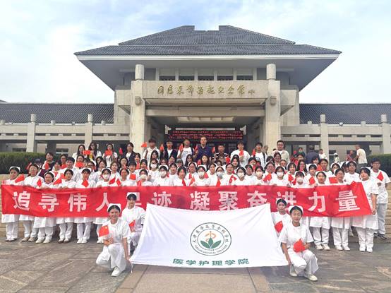 一群人在建筑物前拍照描述已自动生成