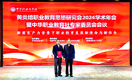 男人拿着冲浪板中度可信度描述已自动生成