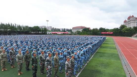 一群人站在草地上描述已自动生成