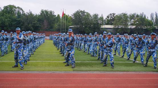 一群人在球场上打球低可信度描述已自动生成