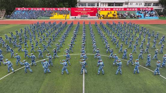 图片包含 草, 田地, 足球, 播放描述已自动生成