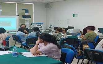 会议室里的人们描述已自动生成