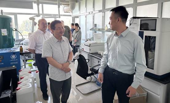 人们站在厨房里中度可信度描述已自动生成