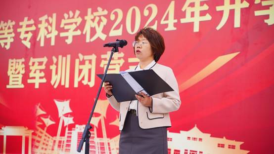 人的照片上写着字描述已自动生成