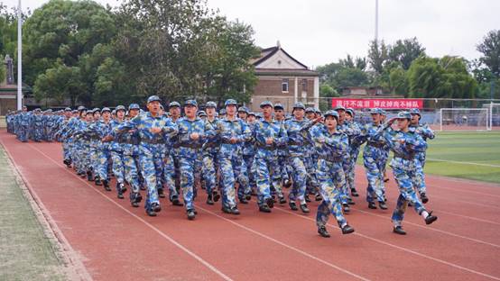 一群人在球场上打球低可信度描述已自动生成