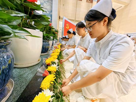 图片包含 人, 男人, 食物, 桌子描述已自动生成