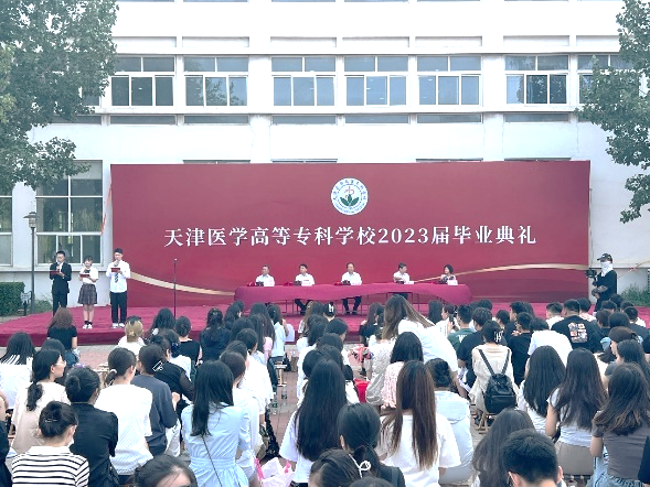 礼堂里有许多人描述已自动生成