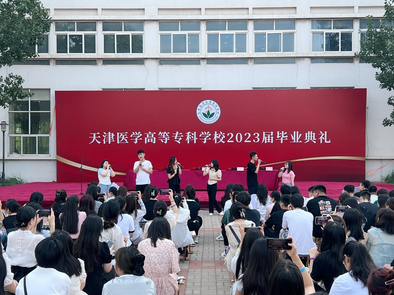 一群人在建筑物前描述已自动生成