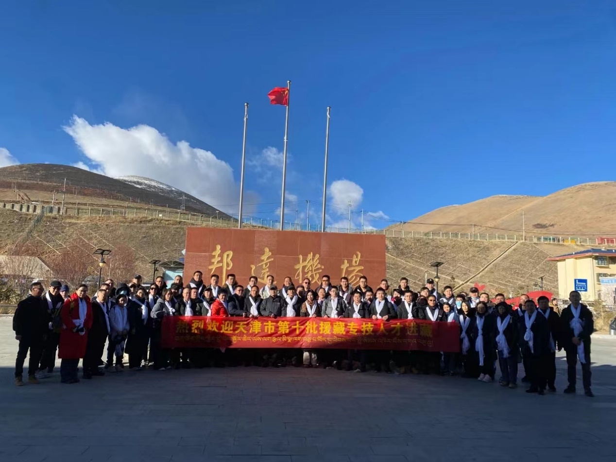 一群人在广场上描述已自动生成