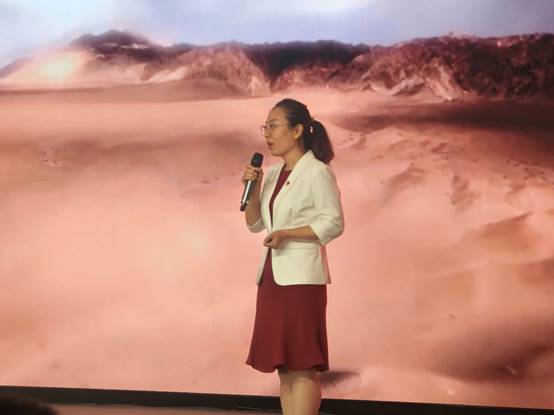 人站在海边描述已自动生成