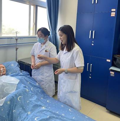 图片包含 室内, 人, 男人, 床描述已自动生成