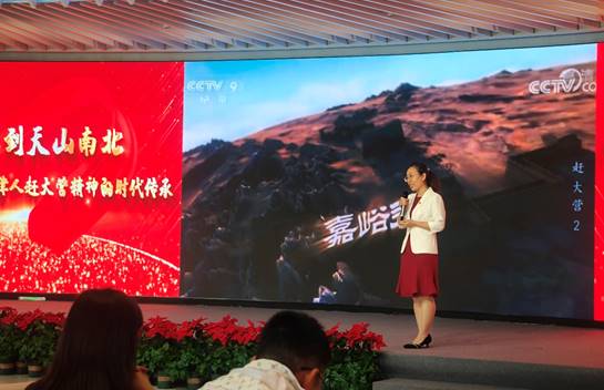 图片包含 建筑, 女人, 站, 女孩描述已自动生成