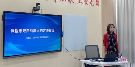 人站在电视前中度可信度描述已自动生成