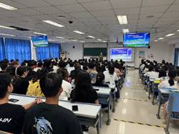 房间里有许多人在排队描述已自动生成