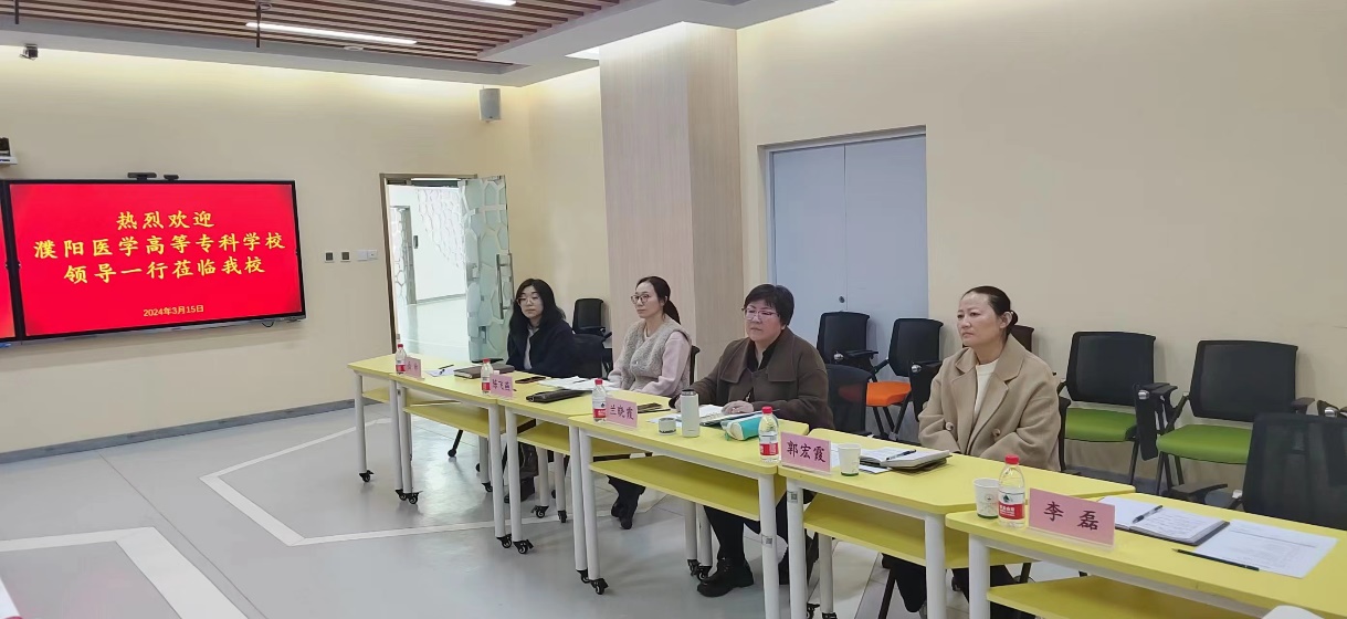 人们在看台上的人在房间里中度可信度描述已自动生成