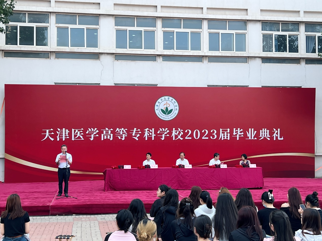 图片包含 建筑, 户外, 人, 人们描述已自动生成