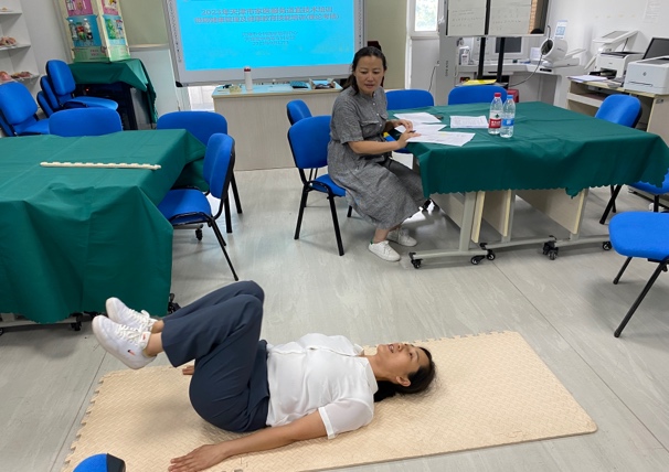 图片包含 室内, 人, 电脑, 桌子描述已自动生成