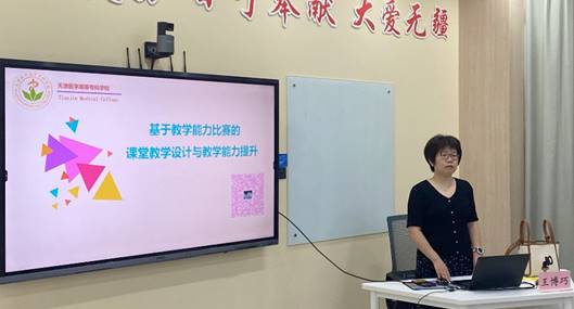 图片包含 室内, 天花板, 站, 男人描述已自动生成