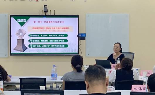 一群人在看电脑描述已自动生成