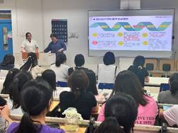 会议室里的人们描述已自动生成