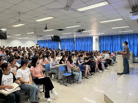 大厅里的人们描述已自动生成