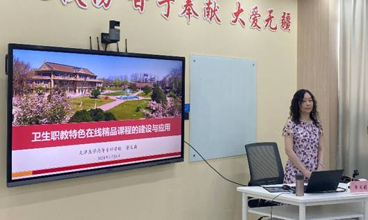 房间里男人和女人在电视前中度可信度描述已自动生成