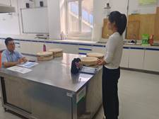 一些人在厨房里做饭描述已自动生成