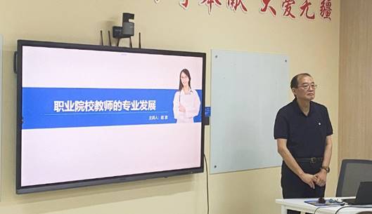 人站在房间里低可信度描述已自动生成