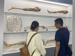 图片包含 人, 室内, 女人, 站描述已自动生成