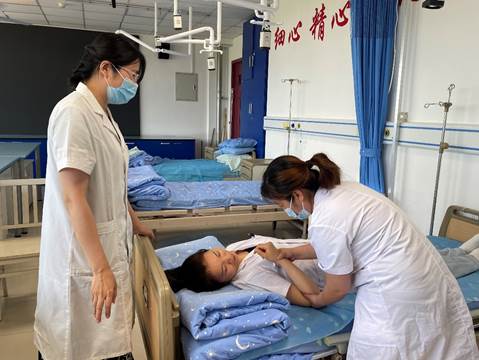 图片包含 人, 室内, 男人, 病房描述已自动生成