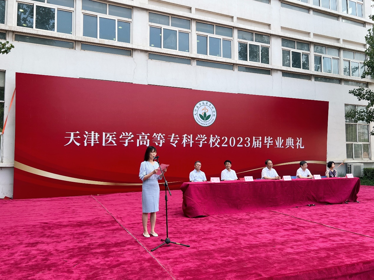 建筑上挂着商铺的地毯上低可信度描述已自动生成