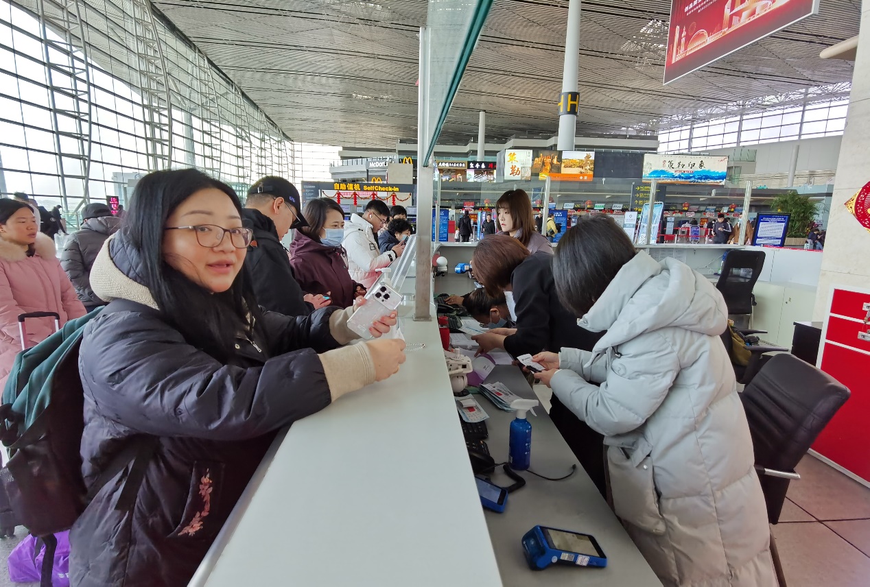 一群人站在桌子边中度可信度描述已自动生成