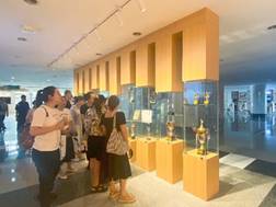 人们站在房间里中度可信度描述已自动生成