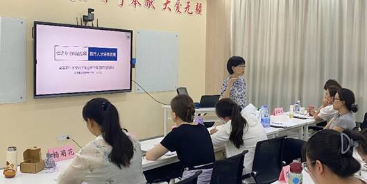 会议室里的人们描述已自动生成